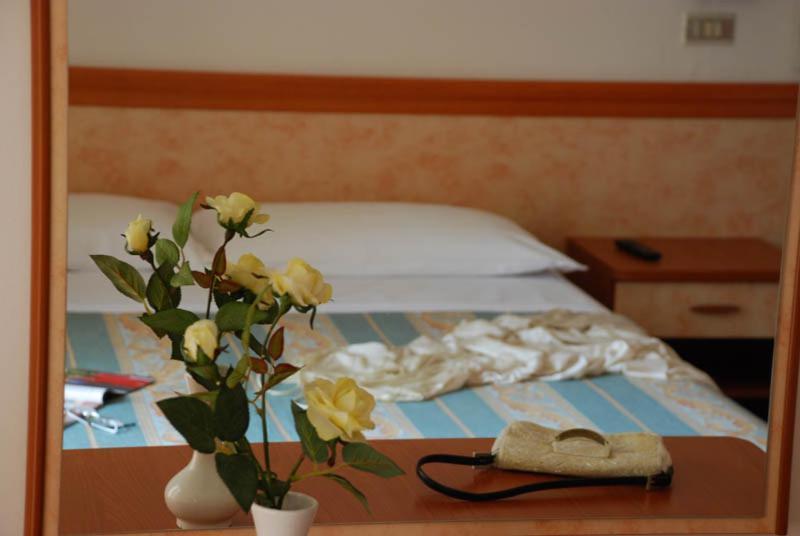 Hotel Serenella Vintage Rimini Buitenkant foto