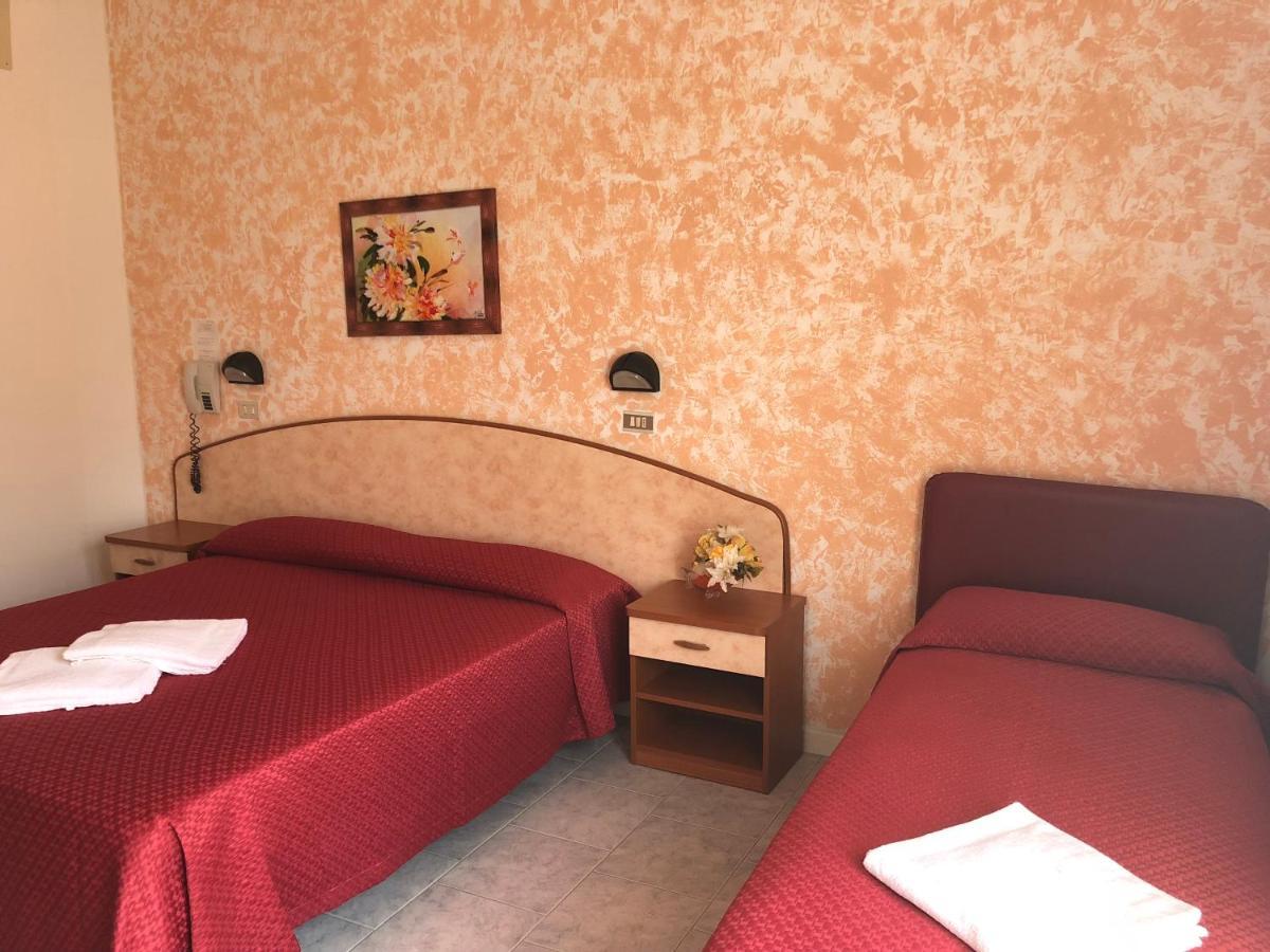 Hotel Serenella Vintage Rimini Buitenkant foto
