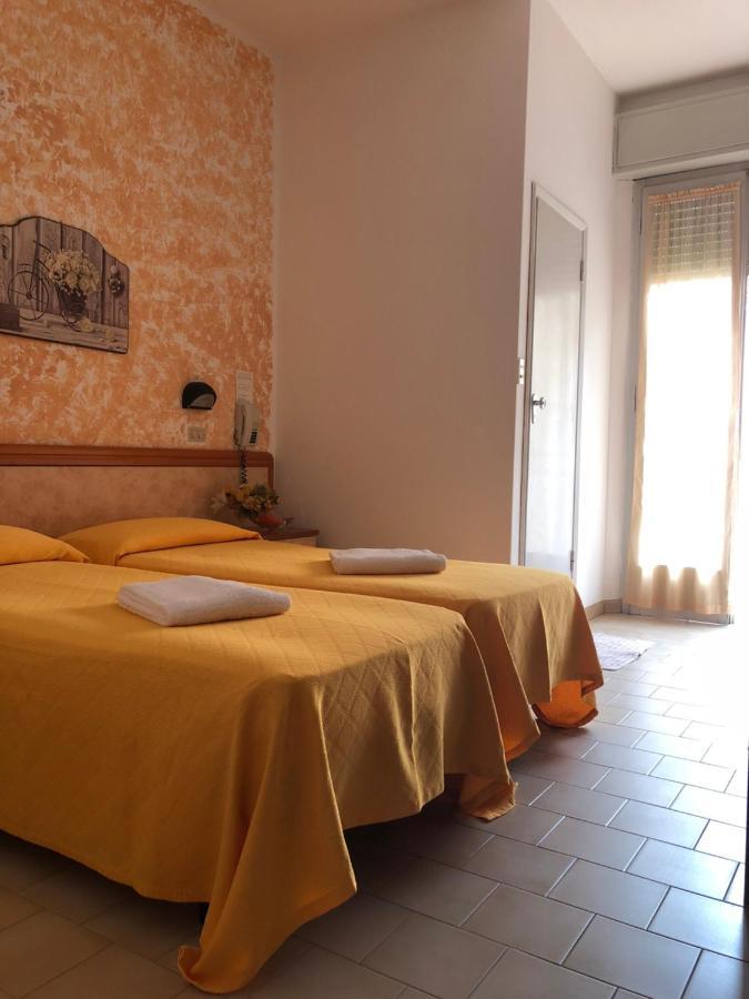 Hotel Serenella Vintage Rimini Buitenkant foto